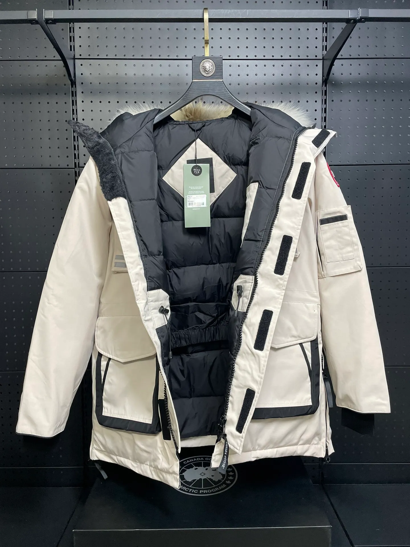 P1060 CANADA GOOES 🇨🇦ⒿⓅⓈ manufactures 10 models of snow curse men and women couples. Factory direct supply: supplying global purchasing agents, micro-business, entities, Tmall, high-end stalls and studio cooperation, free shipping! There are 10 types of Canada Goose Snow Mantra parkas for men and women, the Rolls-Royce of down jackets. ➖ Industry-leading anti-counterfeiting chip sensing. ➖ Imported Behringer embroidery machines and customized embroidery labels, the highest level and industry leading. ➖ Imported Korean 21-count polyester-cotton blended original fabric, TC85 waterproof coated fabric, water-repellent, windproof and wear-resistant. ➖ The new national standard 90 white duck down has an average down filling of 300 grams. The amount of down filling is industry-leading. ➖ 100% nylon lining with double double-layer sealing design to prevent velvet running, and seamless thread design on the cuffs! ➖ Yoshida YKK provides original factory-customized electroplated sliders. YKK two-way lockable zippers are tight and smooth and do not peel off paint. ➖ 3M composite Velcro is durable and the accessories and hardware are all custom-made. Note: Our copywriting is only simple and clear. Instead of bragging about the copywriting, it is better to compare and understand with samples. Only for the purest goose, the most dedicated, the most professional, the highest quality, the highest cost performance! SIZE:XS-XXL [with size chart]